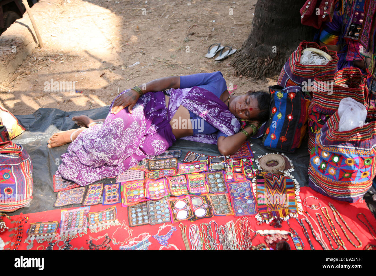 Eine lokale Frau schläft zu Anjuna Flohmarkt in Goa, Indien verschlagen. Stockfoto