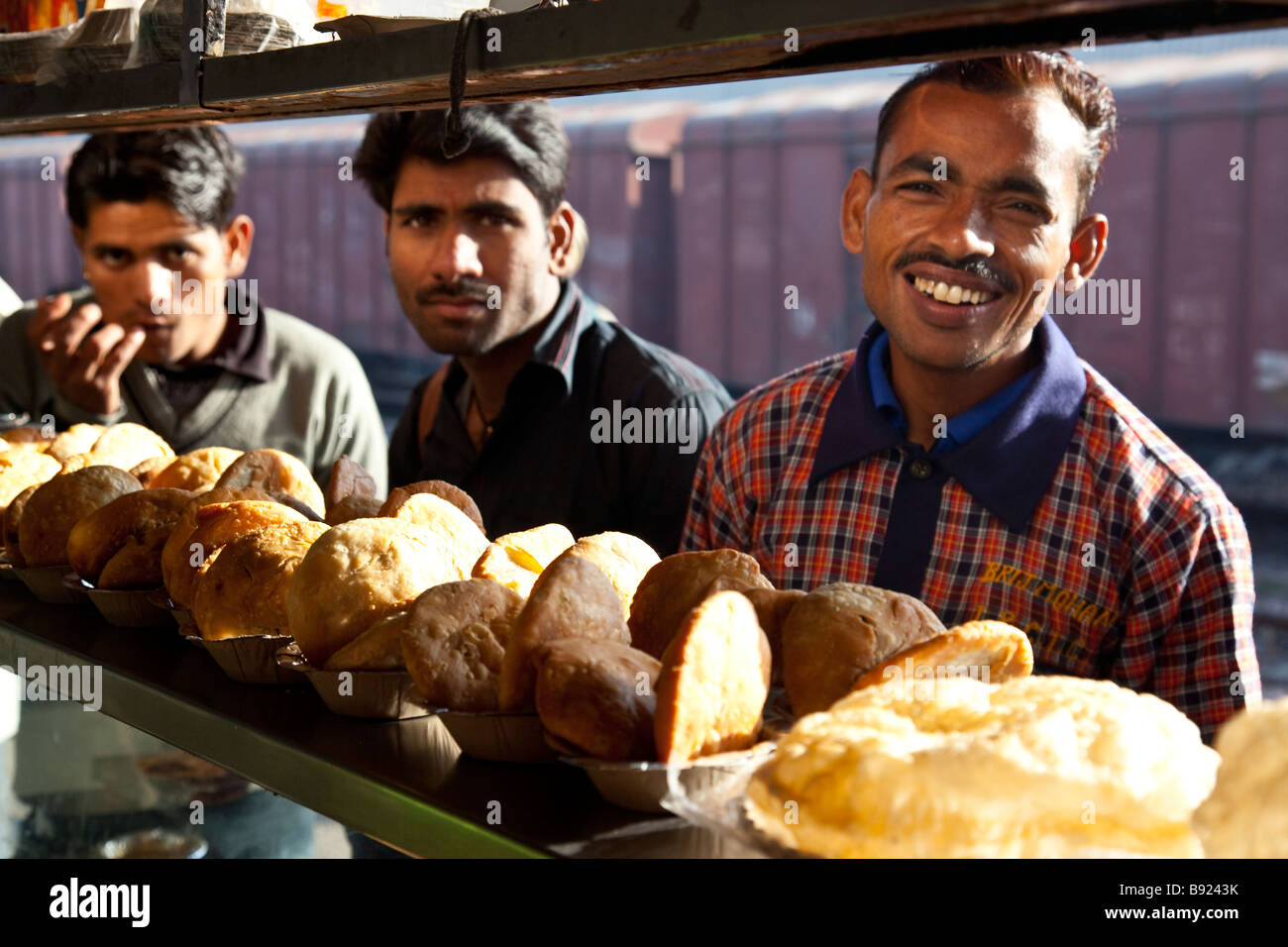 Indische Männer an einem gebratene Nahrung Wagen am Bahnhof in Agra Indien Stockfoto