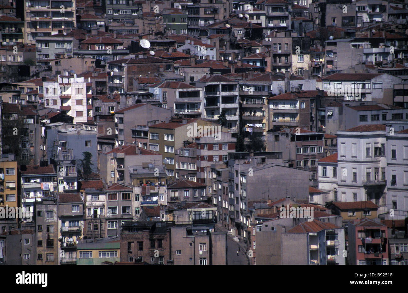 urbane Stadtbild Landschaft dicht besiedelten überfüllten türkischen Stadt Gebäude Wohnungen Wohnungen Wohnungen gepackt Istanbul Türkei Stockfoto