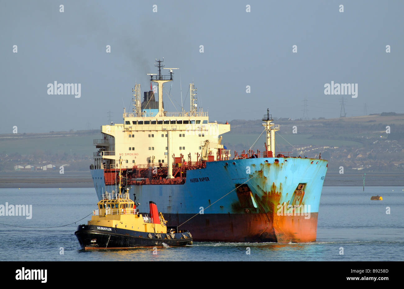 Maersk Rapier Produkt Öltanker Schiff Abfahrt eine Kraftstoff-Anlegestelle am Portsmouth Harbour Hampshire England UK Stockfoto