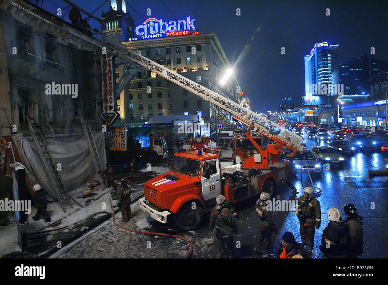 Ein Feuer brach in einem alten Bürogebäude auf Smolenskaya Platz in Moskau s Herz keine Todesfälle und Verletzungen gemeldet sind, setzen Stockfoto