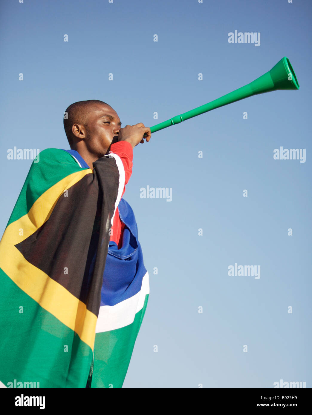 Fußball-Spieler bläst eine Vuvuzela Südafrika Pretoria Provinz Gauteng  Stockfotografie - Alamy