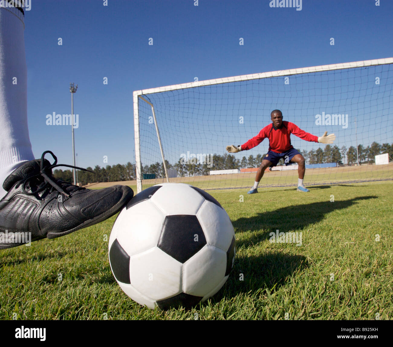 Fußball-Spieler seinen Ball Schlange einen Elfmeter geschossen Pretoria Provinz Gauteng Südafrika Stockfoto