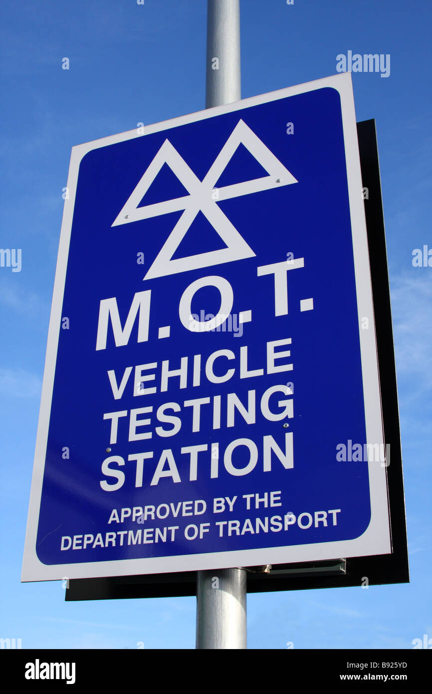 Ministerium für Verkehr (MOT) Fahrzeugprüfungen Station in Großbritannien. Stockfoto
