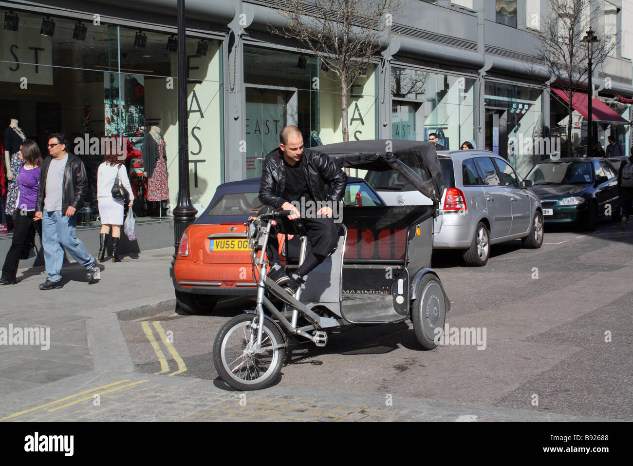 Ein Rikscha-Fahrer ruht am Covent Garden WC2 wartet auf seinen nächsten Tarif. Stockfoto