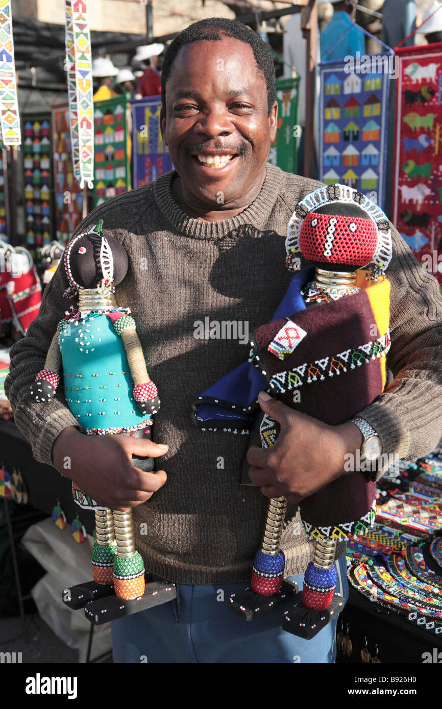 Mann mit afrikanischen Perlen Puppen Grahamstown Eastern Cape Provinz Südafrika Stockfoto