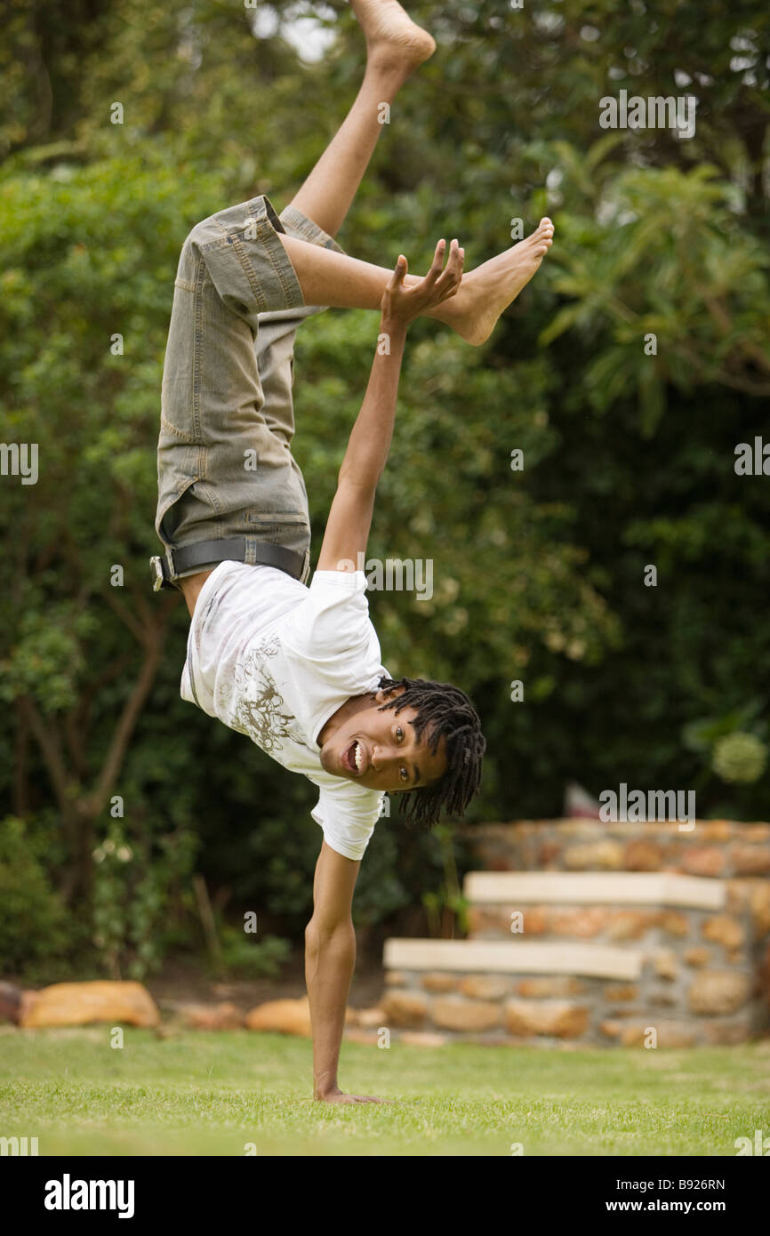 Südafrikanische Kultur Teen jungen männlichen Pause Tänzerin balancieren auf einer hand Stockfoto