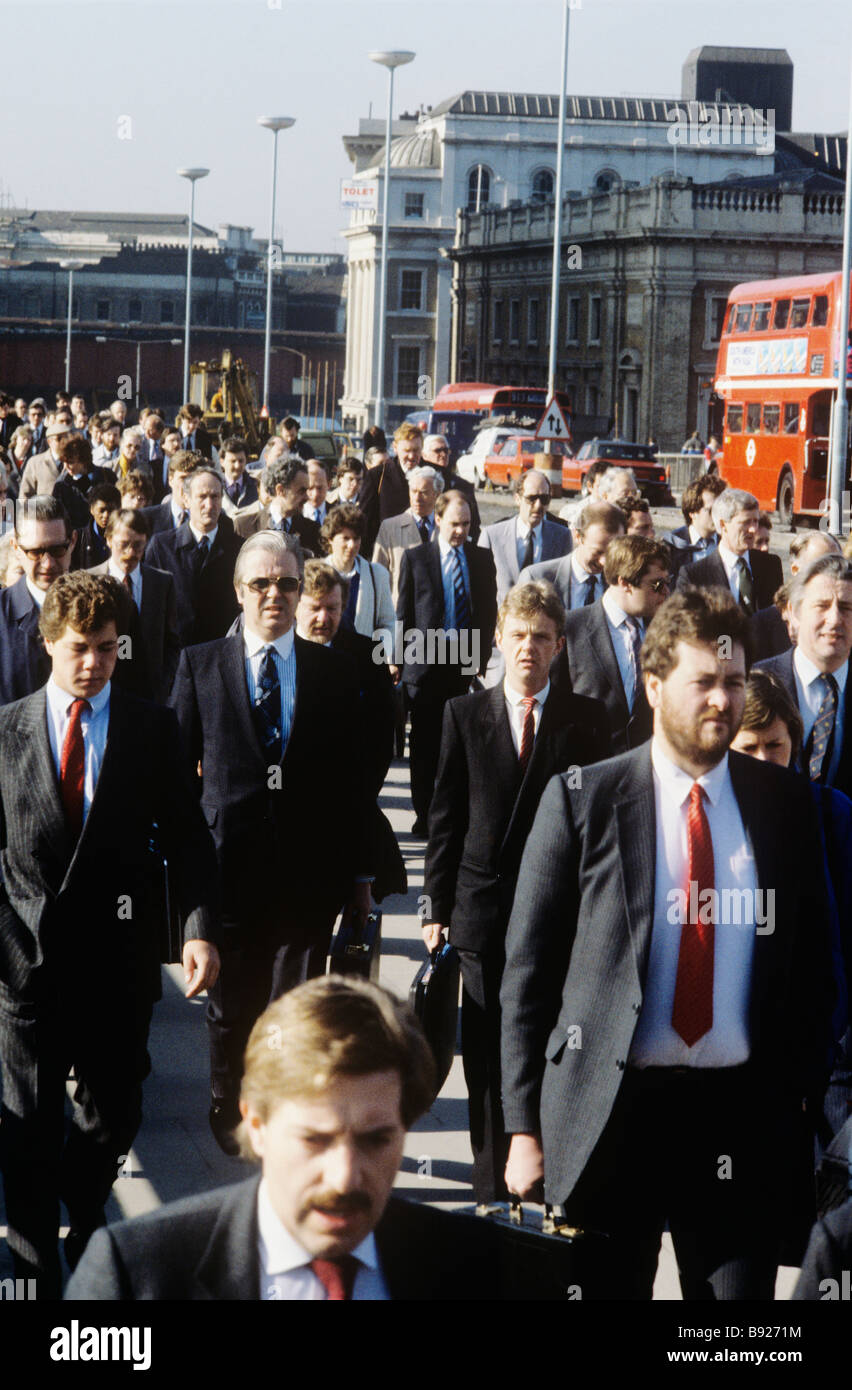 London Bridge, Höhepunkt der rush Hour, 8,45 a.m.The Massen machen ihren Weg, so regelmäßig wie ein Uhrwerk arbeiten. Die Peak-Zeit vergeht und die Stockfoto