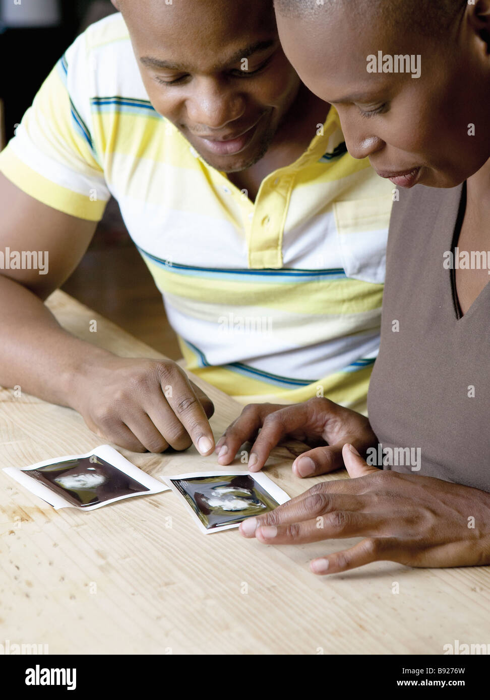 Erhöhte Ansicht des Paares betrachten Sonogramm ausdrucken Studioaufnahme Stockfoto