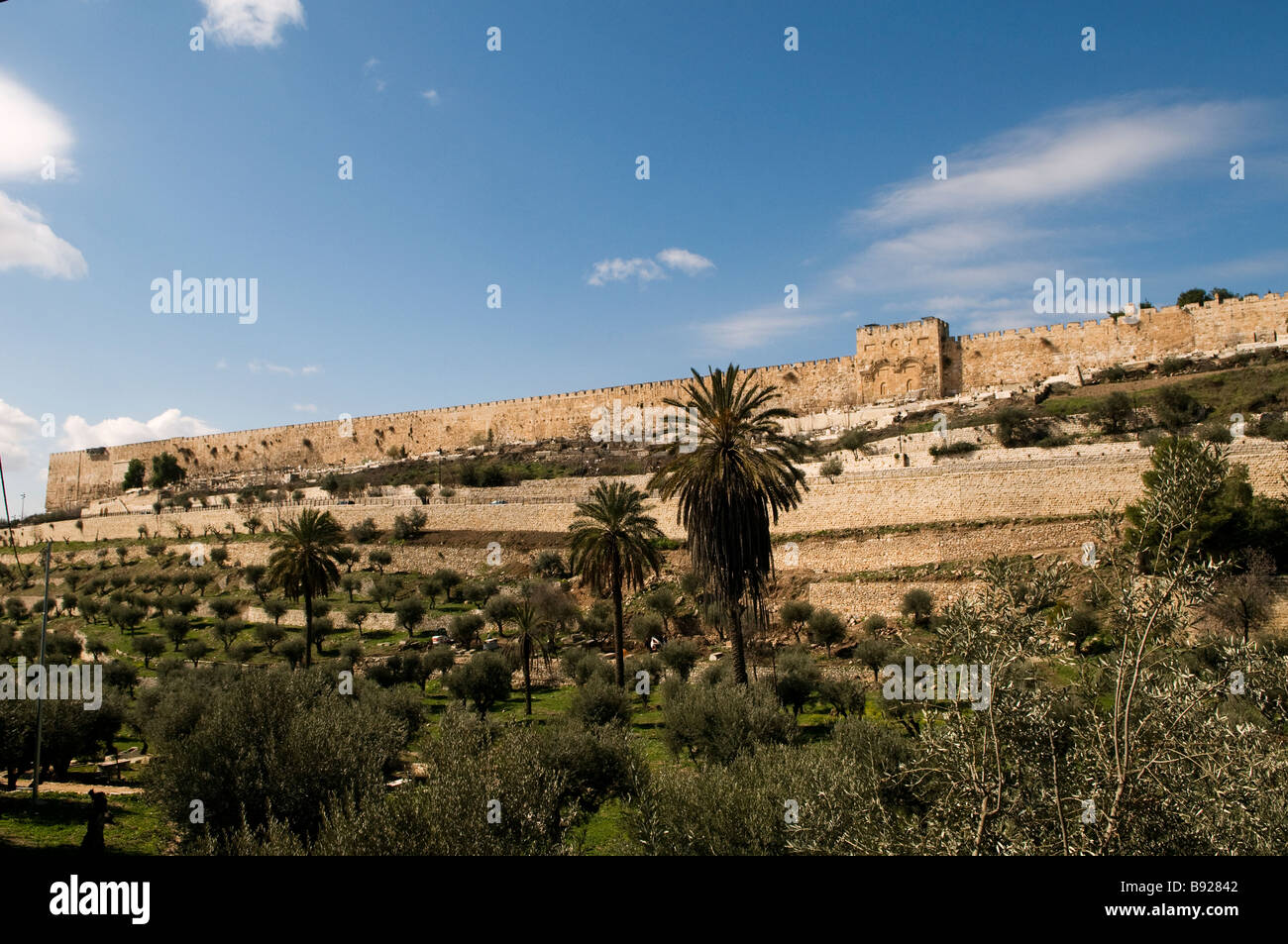 Blick auf die versiegelten Golden Gate oder Bab al-Dhahabi in arabischer Sprache an den östlichen Mauern den Tempelberg in der Altstadt Ost-Jerusalem Israel Stockfoto