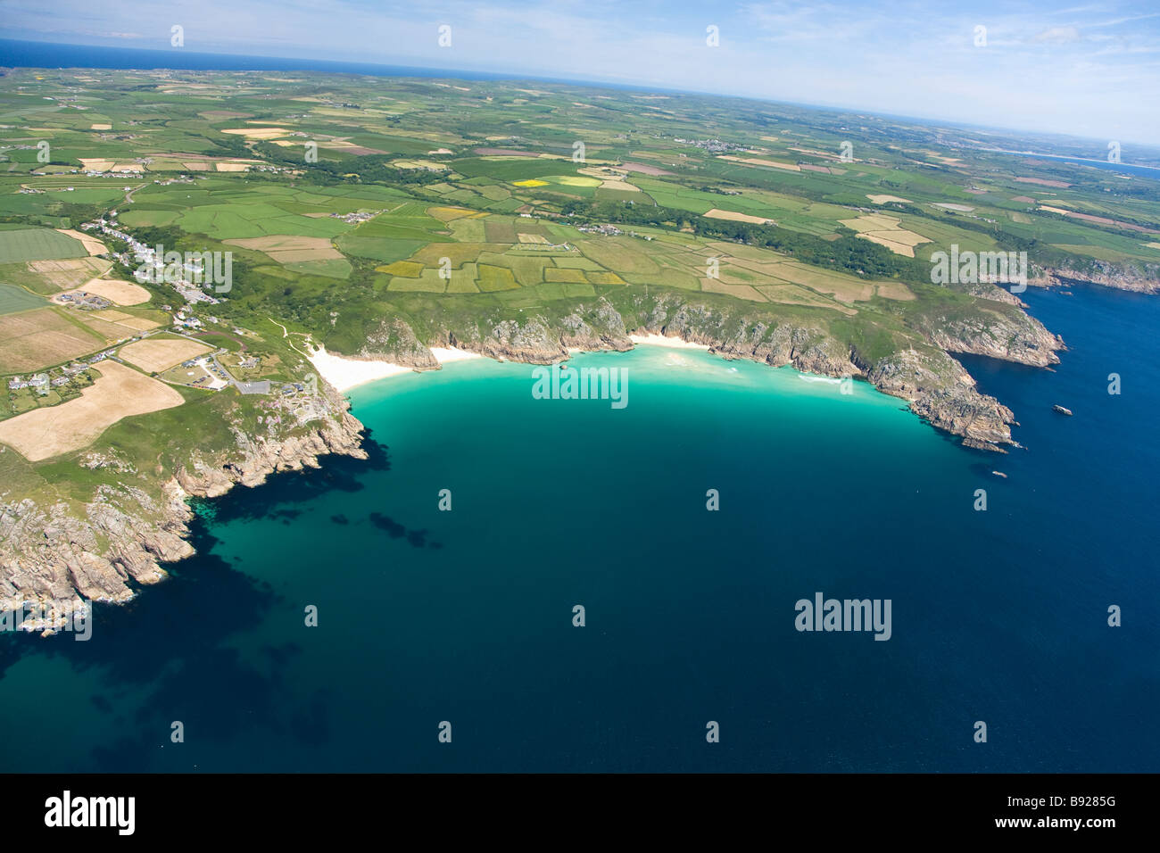 Luftaufnahme der Küste Küste Minnack Theater Porthcurno Strand Logan Logan Rock Land Land End Halbinsel Cornish Riviera C Stockfoto
