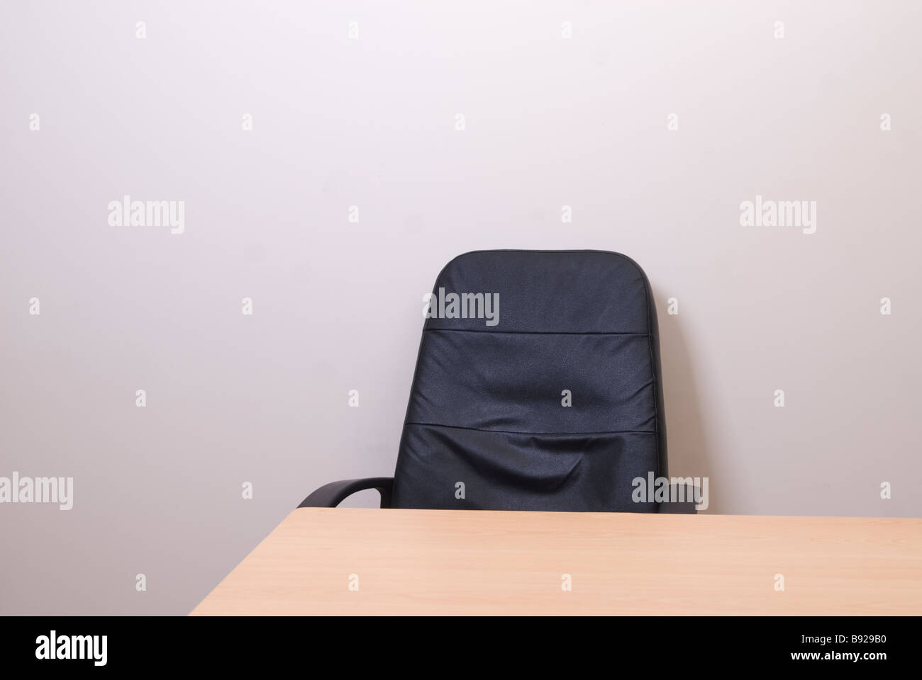 Schwarzes Ledersessel in ein leeres Büro Stockfoto