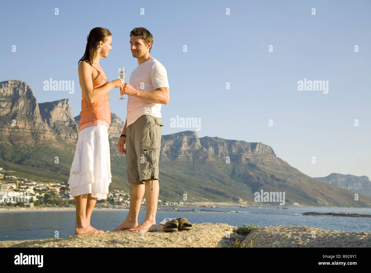 Junges Paar genießen Dämmerschoppen mit dem Tafelberg im Hintergrund Kapstadt Western Cape Provinz in Südafrika Stockfoto