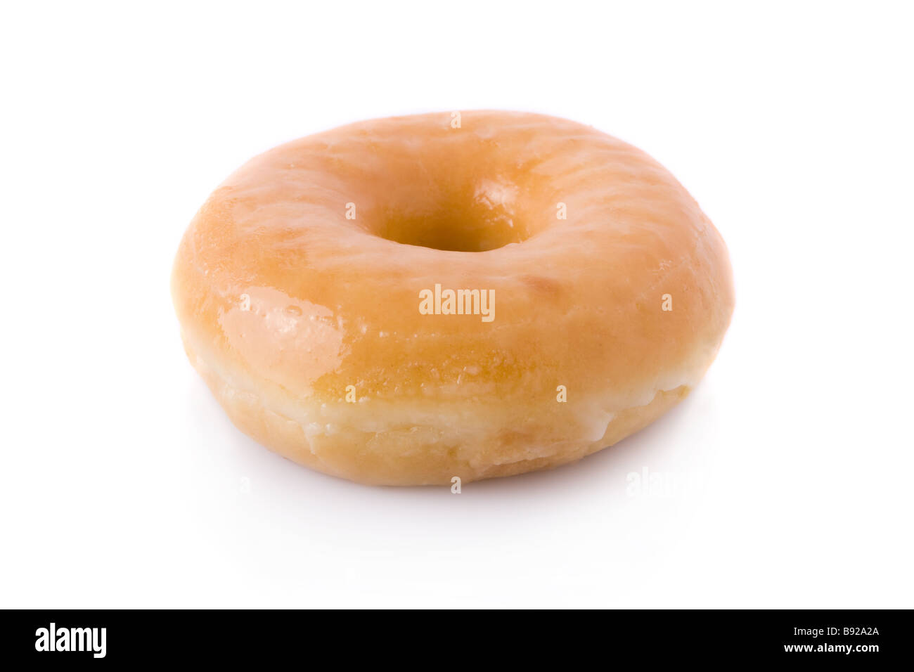 Donut oder Donut isoliert auf weißem Hintergrund. Ausschnitt nur amerikanische traditionelles Gebäck verglaste Zuckerguss Essen süßen Kuchen Snack einfach ausschneiden Stockfoto
