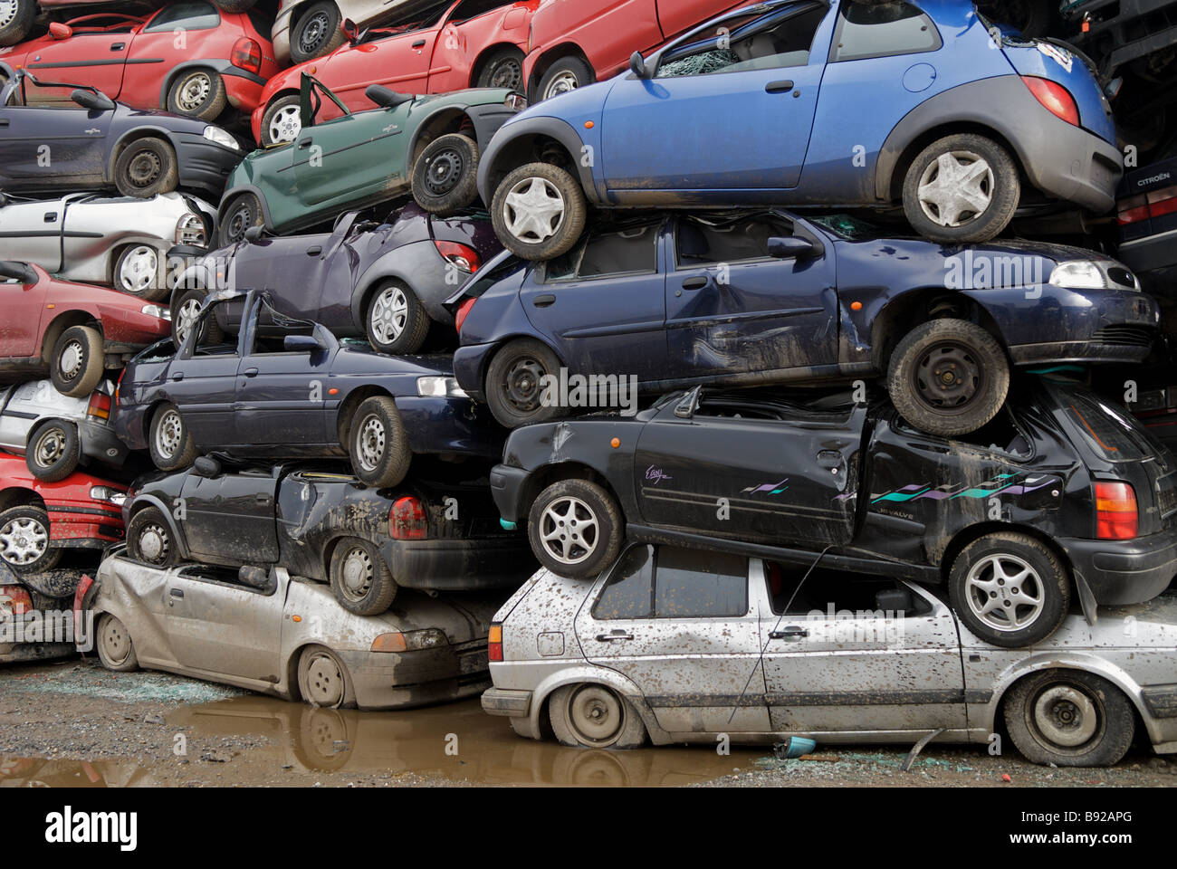 Schrott-Autos zu einem Recyclingzentrum, Opladen in der Nähe von Leverkusen, Nordrhein-Westfalen, Deutschland. Stockfoto