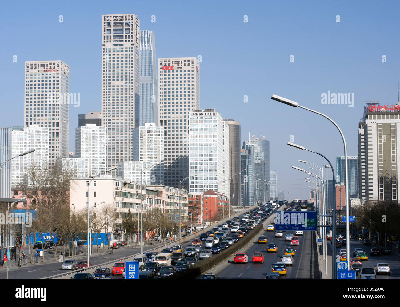 Blick über Autobahn, Hochhäuser im neuen zentralen Geschäftsviertel CBD in Chaoyang Beijing 2009 Stockfoto
