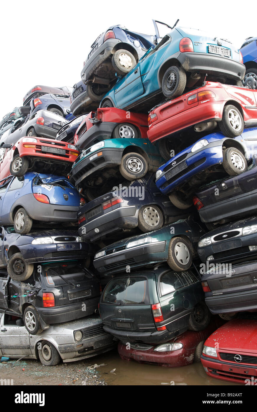 Schrott Autos bei einer recycling-Zentrum, Opladen in der Nähe von Leverkusen, Nordrhein-Westfalen, Deutschland. Stockfoto