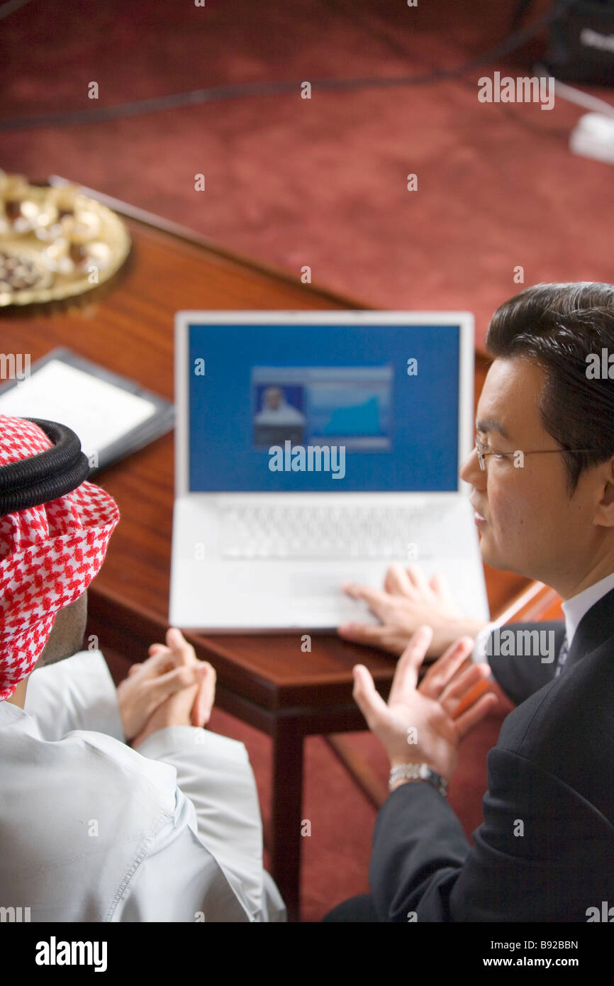 Asiatische Geschäftsmann und eine arabische Geschäftsmann diskutieren ein Webcast Vogelperspektive anzeigen Stockfoto