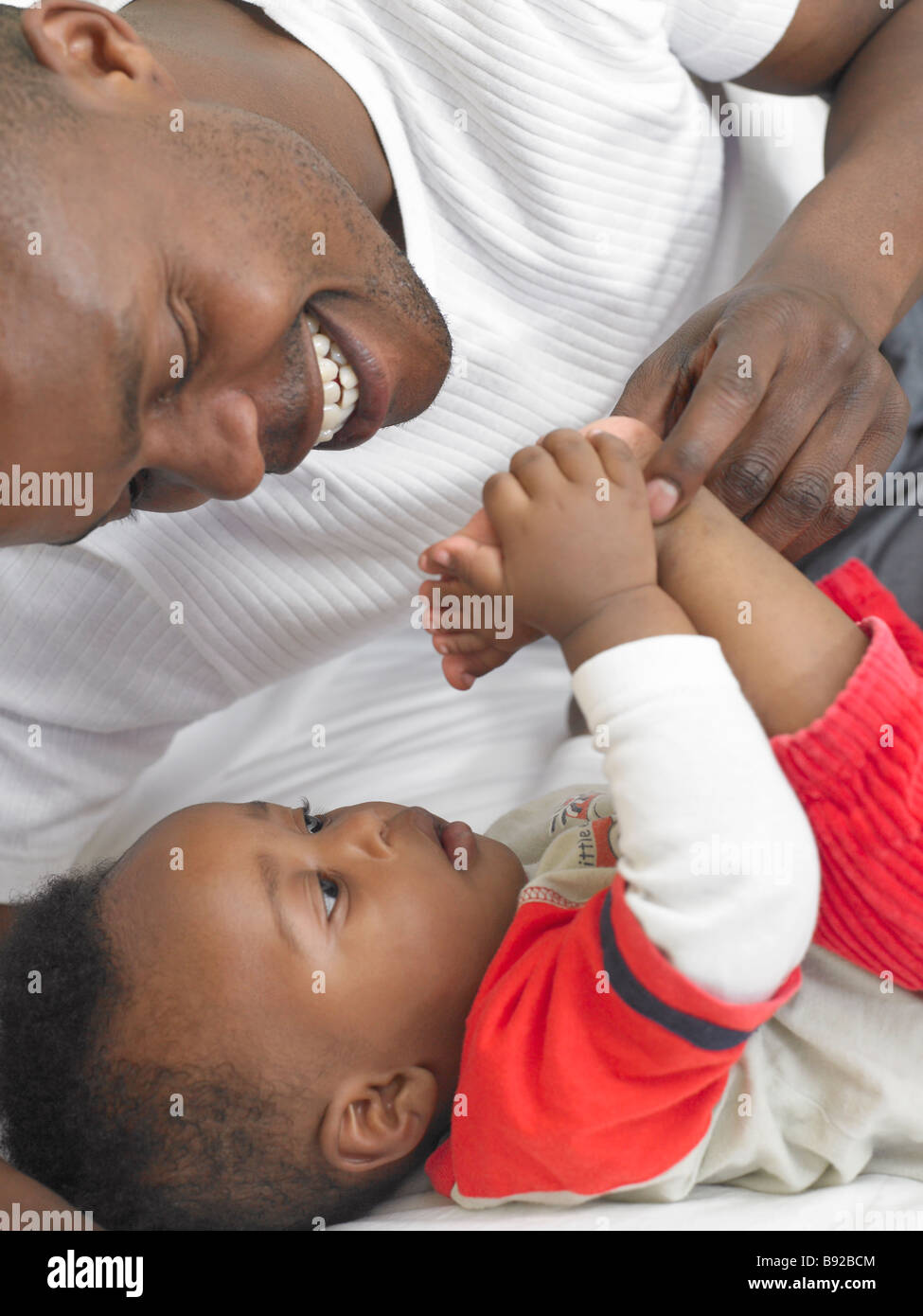 Vater spielt mit seinem Baby-Sohn zeigte ihm seine Füße Kapstadt Western Cape Provinz in Südafrika Stockfoto