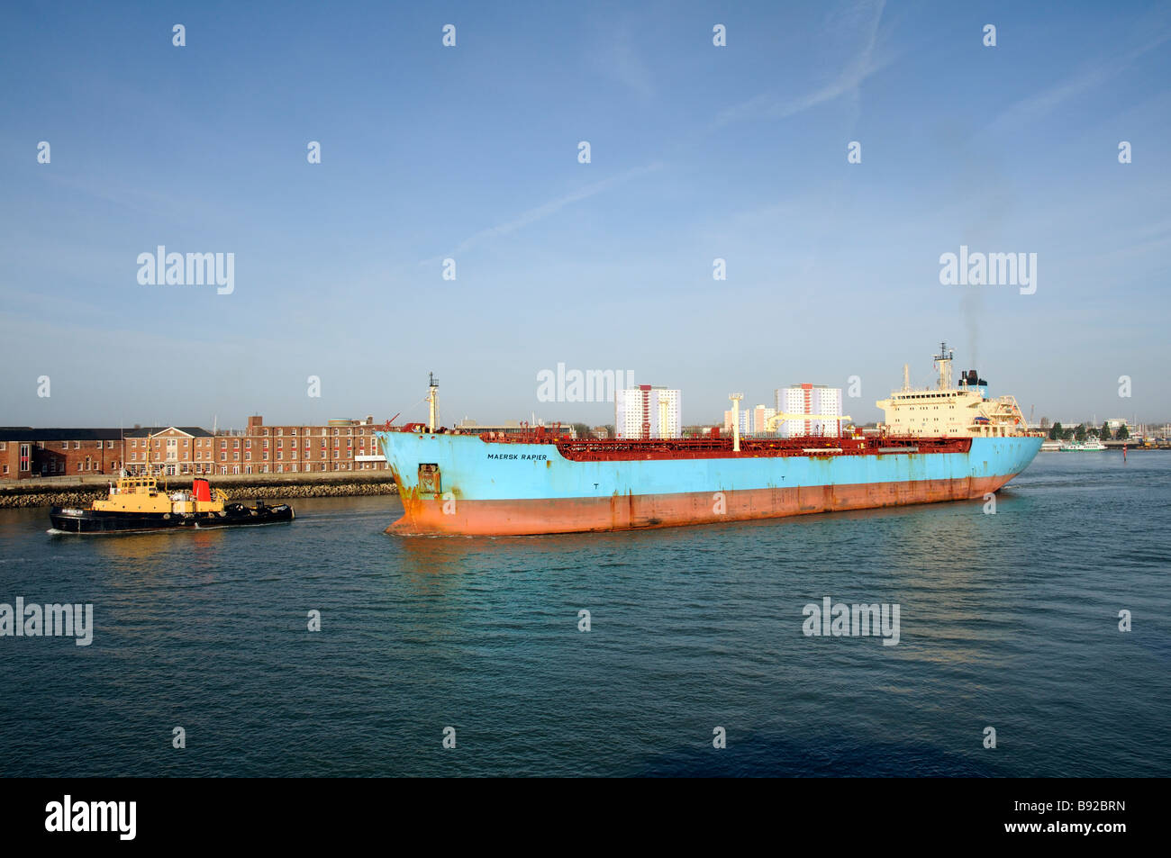 Serco Denholm SD betrieben Schiff Schlepper SD Bustler gesehen eskortieren das Maersk Rapier Tanker Schiff aus Portsmouth Harbour mit einem b Stockfoto