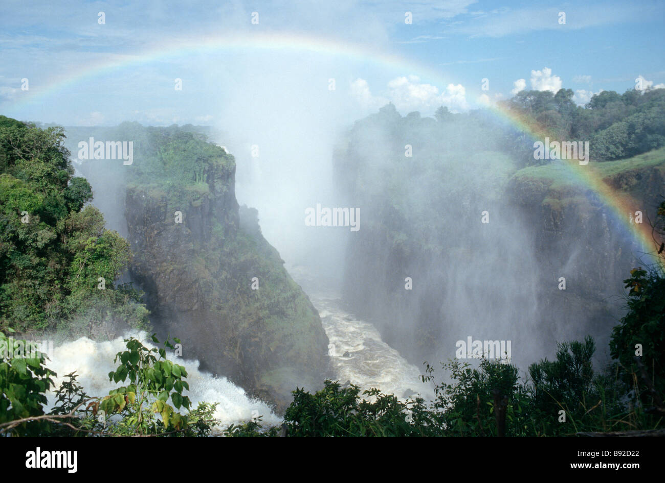 Herrliche Sicht auf den Teufel Katarakt in den Vordergrund, umrahmt von der Schlucht fällt im Hintergrund Viktoriafälle Zimbabawe Southe Stockfoto