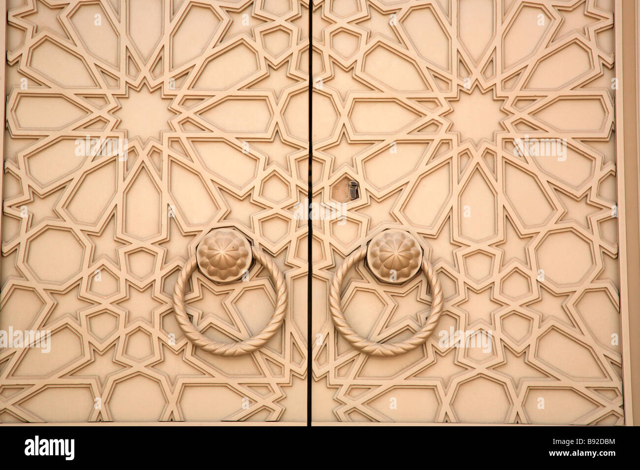 Tür mit komplizierten geometrischen arabischen Mustern Dubai Vereinigte Arabische Emirate Stockfoto Tür mit komplizierten geometrischen arabischen Mustern Dubai Vereinigte Arabische Emirate Stockfoto