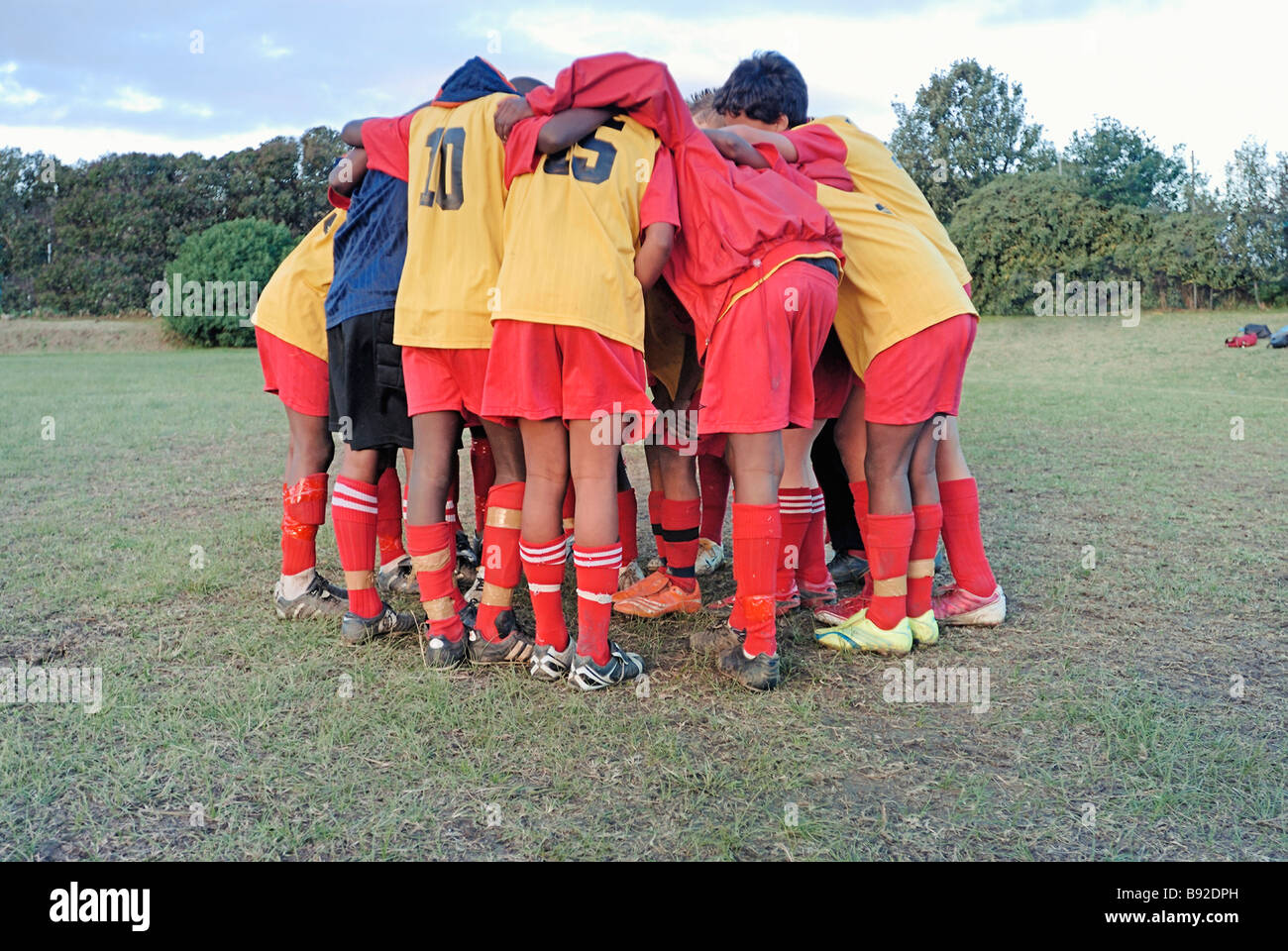 Jungen-Fußballmannschaft kauern vor einem Spiel Cape Town Rondebosh Western Cape Provinz South Africa Stockfoto