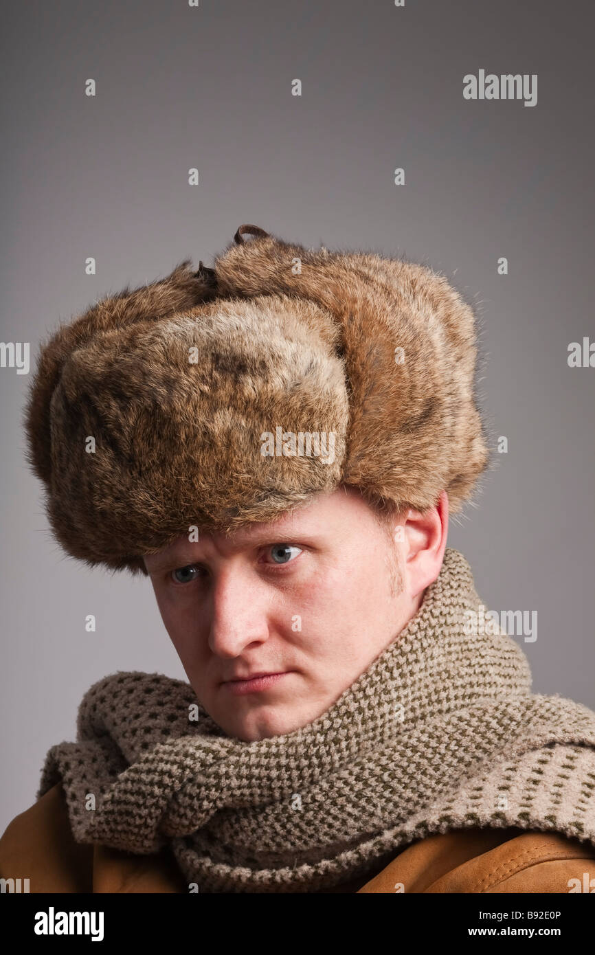 Mann im russischen Hut und Winter Schal Stockfoto