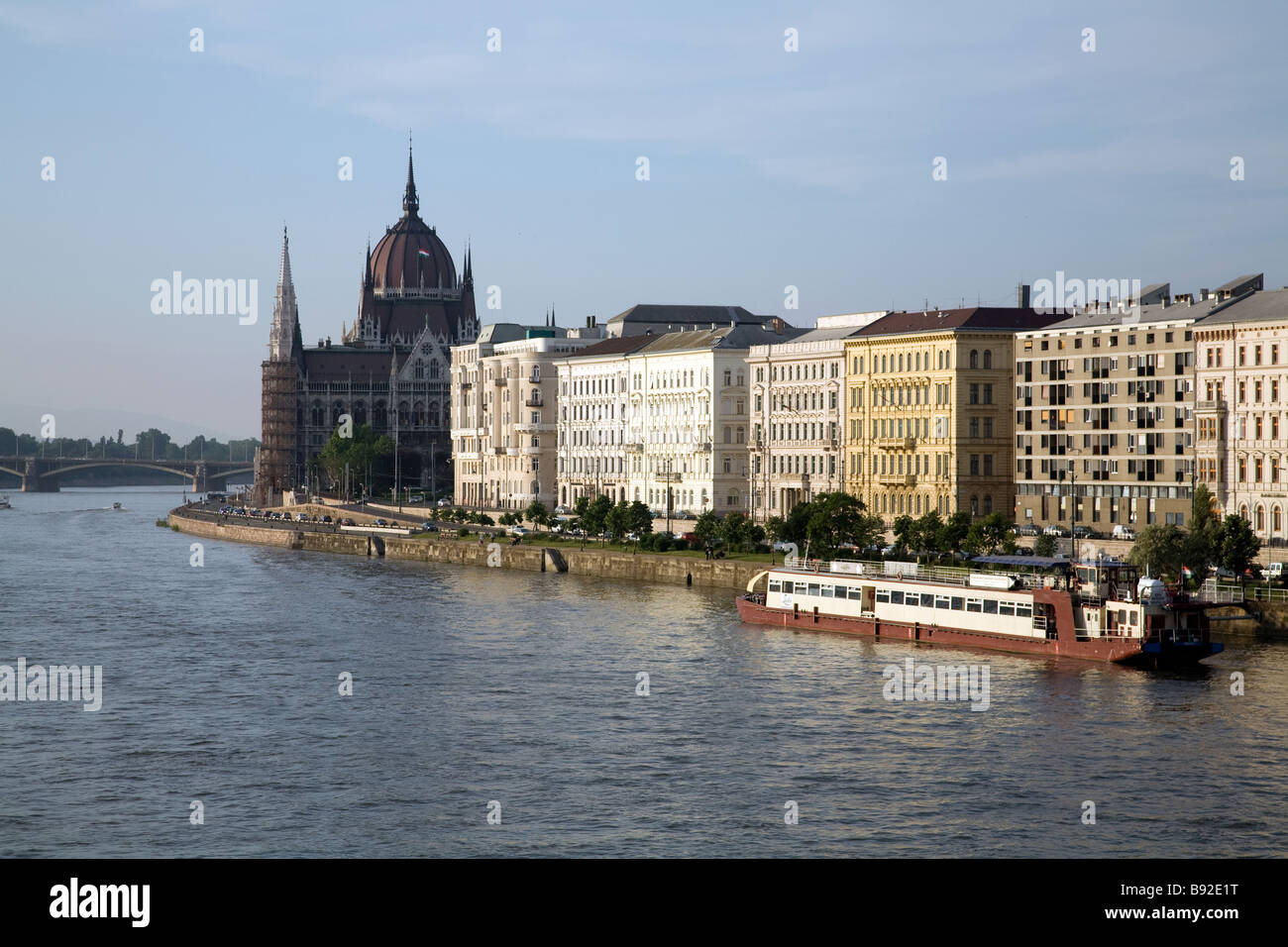 Die Donau mit der ungarischen Parlamentsgebäude im Hintergrund Stockfoto