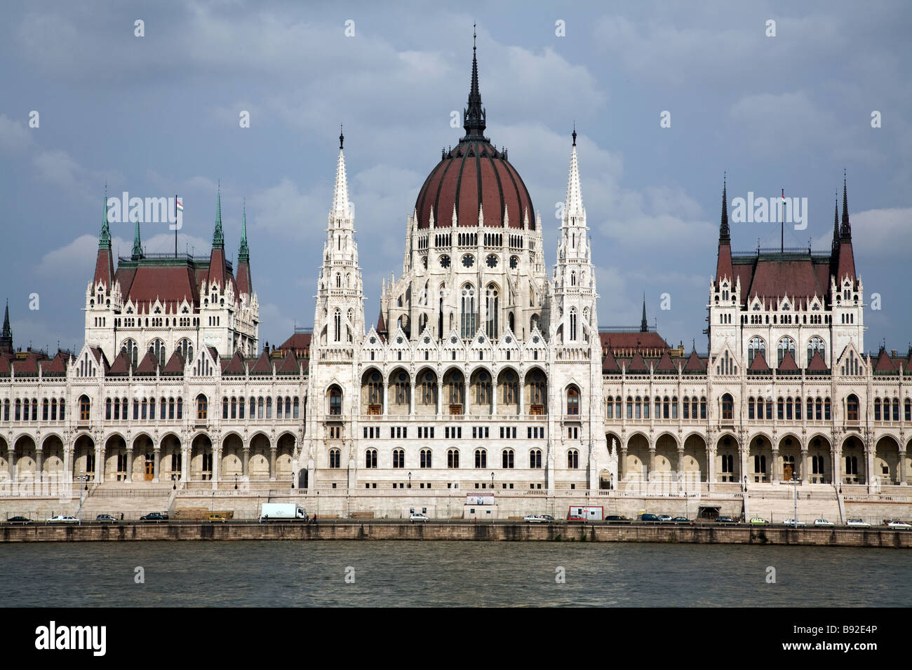 Ungarische Parlament am Ufer der Donau in Budapest Stockfoto