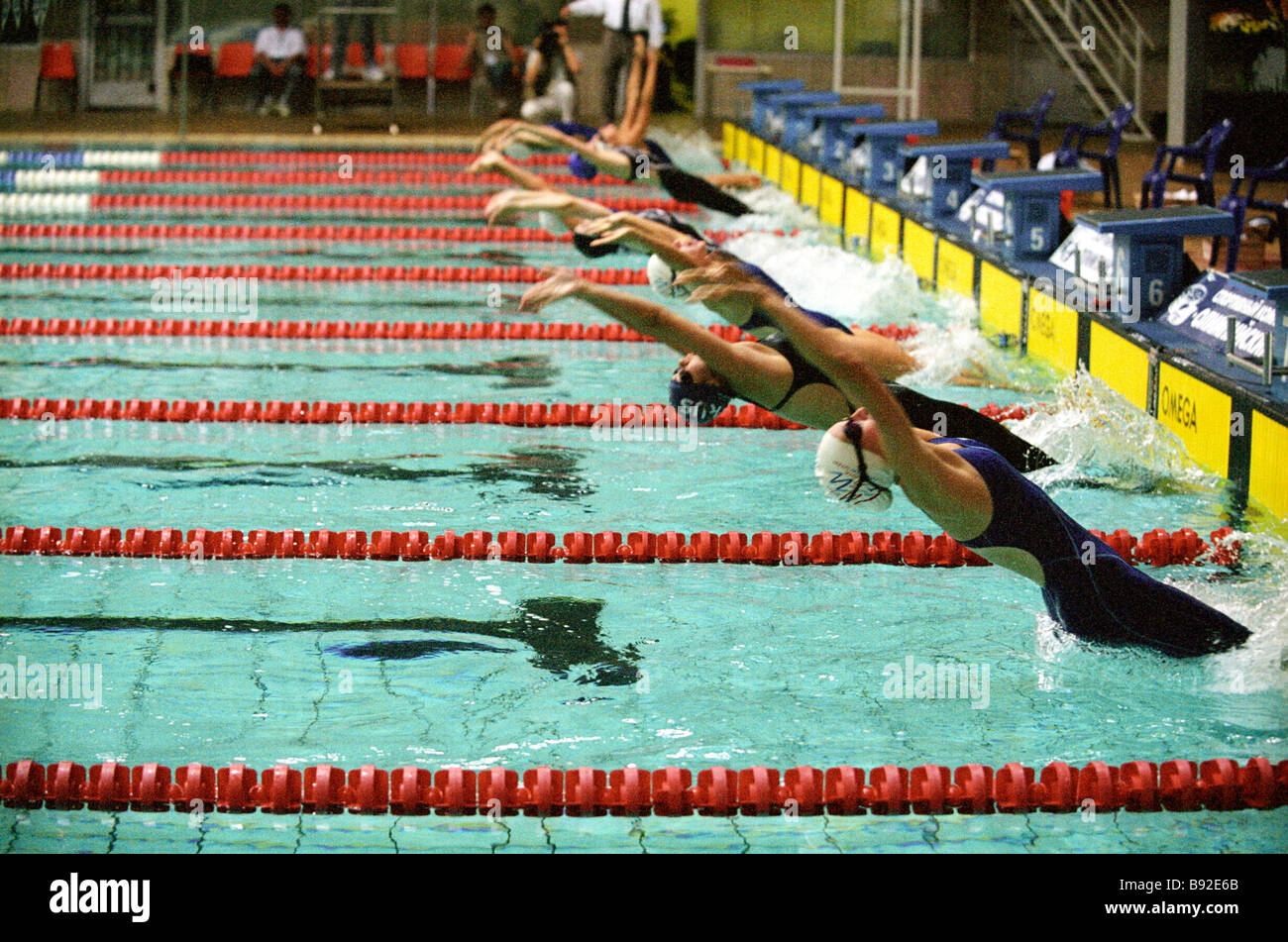 Teilnehmer in der 4x100m-schwimmen-Staffel bei der Moskauer Utah internationale Junioren-Weltmeisterschaft der Moskauer Mädchen Medaillen 87 Stockfoto