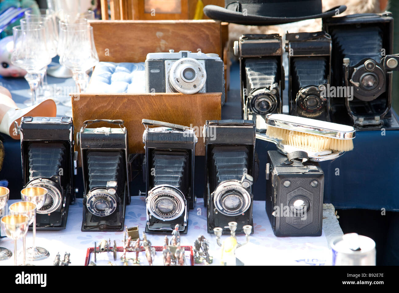 Alte Kameras unter einer Vielzahl von Elementen angezeigt werden an Ständen auf der beliebten Naschmarkt Open-Air-Markt in Wien Stockfoto