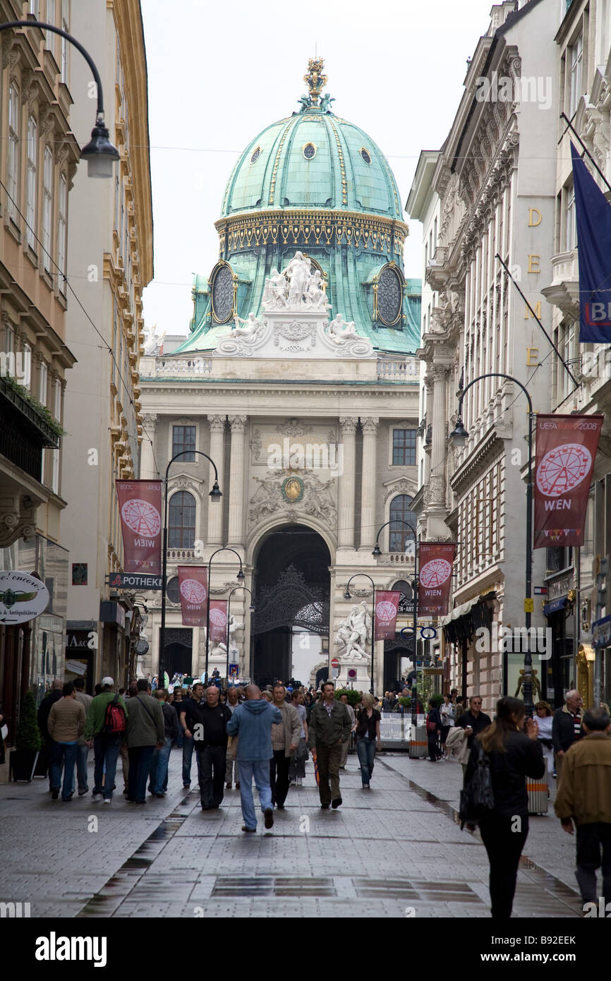 Kohlmarkt mit Michaelerplatz und Hofburg im Hintergrund Wien Österreich Stockfoto