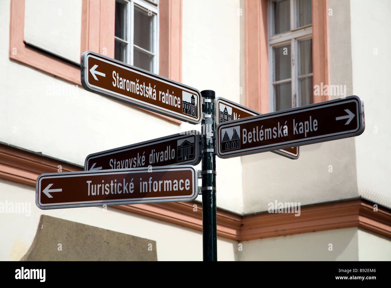 Schild mit Richtungen der Sehenswürdigkeiten in Prag Tschechische Republik Stockfoto