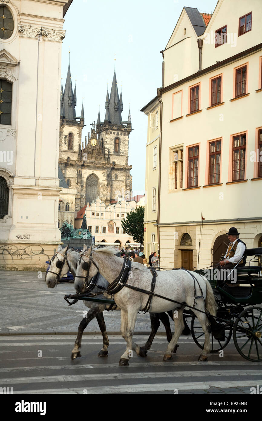 Pferdekutsche Kutsche mit den Türmen der Teynkirche im Hintergrund Prag Tschechische Republik Stockfoto
