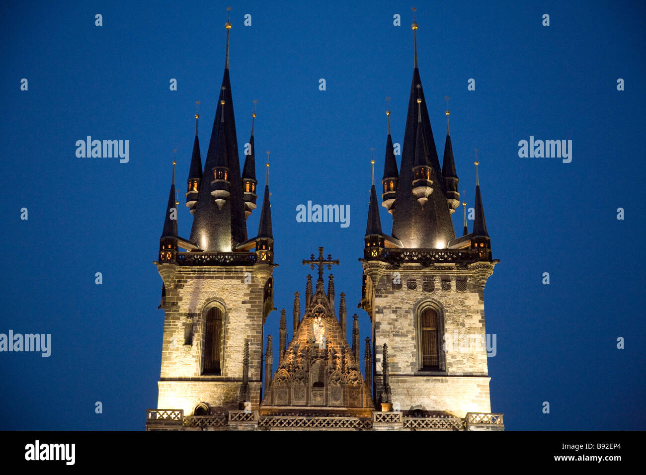 Die Türme der Teynkirche bei Nacht Prag Tschechische Republik Stockfoto