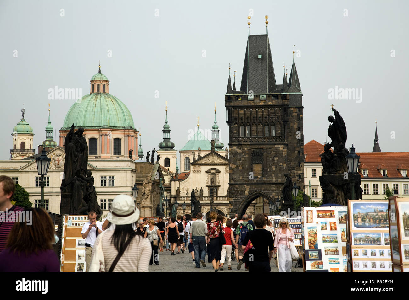 Charles Brücke Karluv ist eine beliebte Fußgängerüberweg in Prag Tschechische Republik Stockfoto