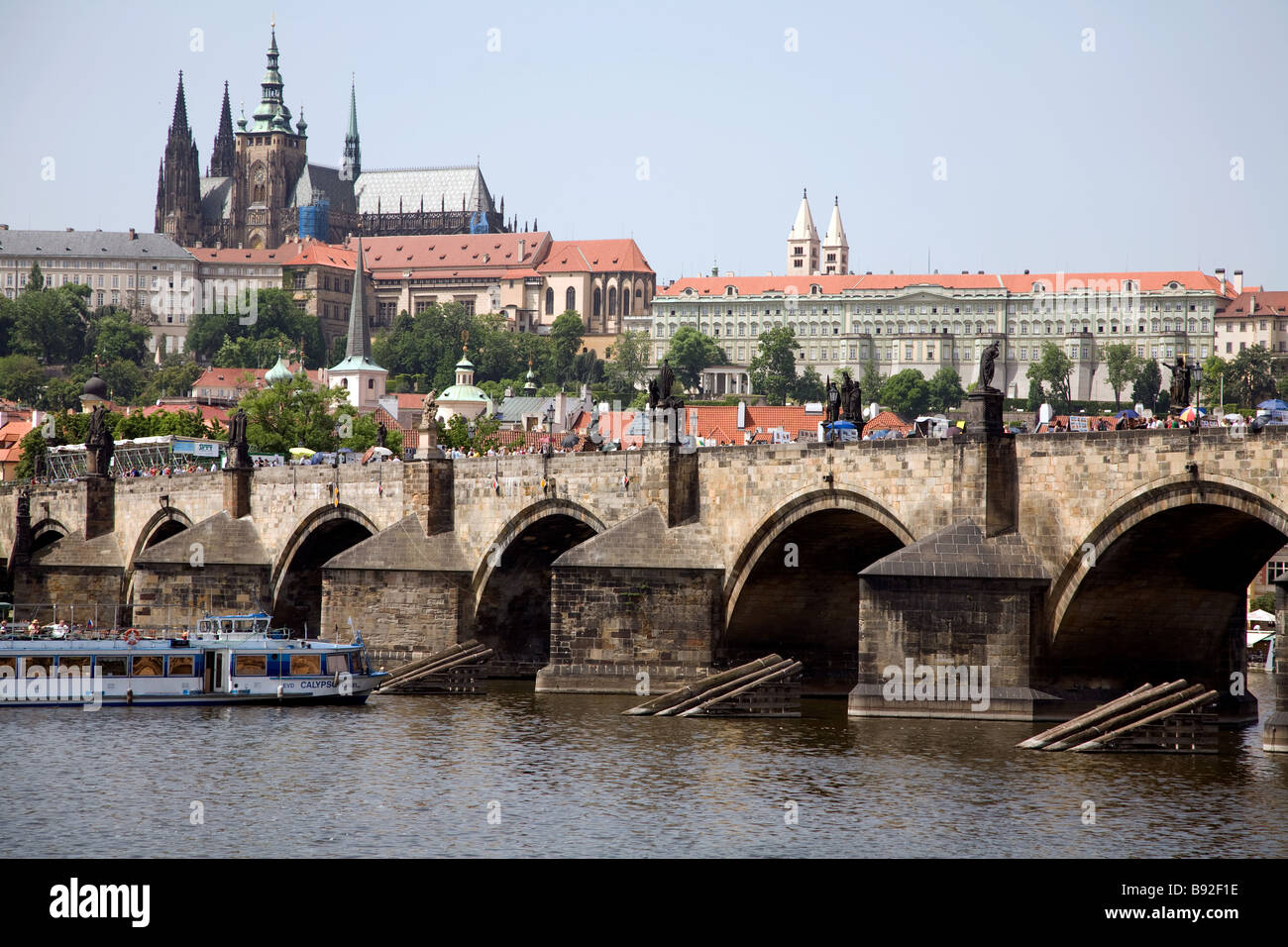 Charles Brücke Karluv mit Prager Burg im Hintergrund Prag Tschechische Republik Stockfoto