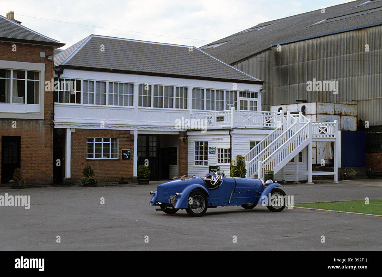 Brooklands Rennstrecke in der Nähe von Weybridge, Surrey, Clubhaus, Tea Room, mit geparkten Bugatti. Stockfoto