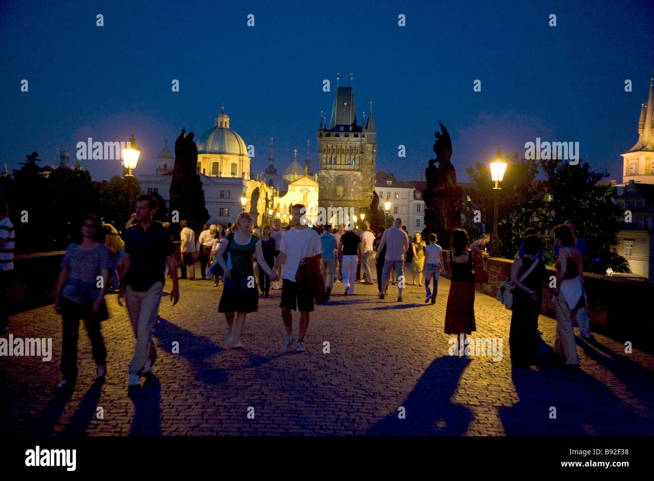 Die allseits beliebten Charles Brücke Karluv am besten bei Nacht Prag Tschechische Republik Stockfoto