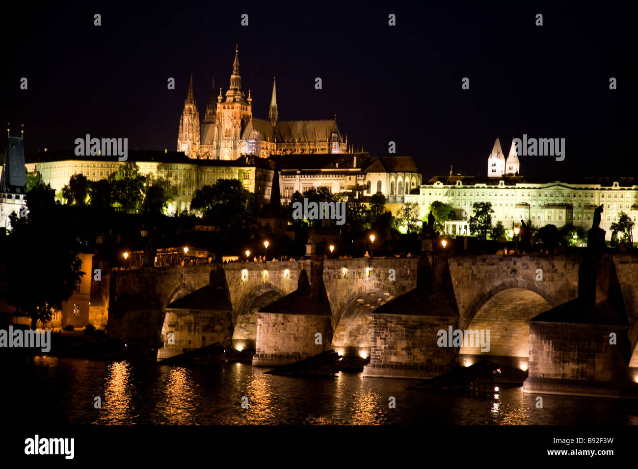 Charles Brücke Karluv meist nachts mit Prager Burg im Hintergrund Prag Tschechische Republik Stockfoto