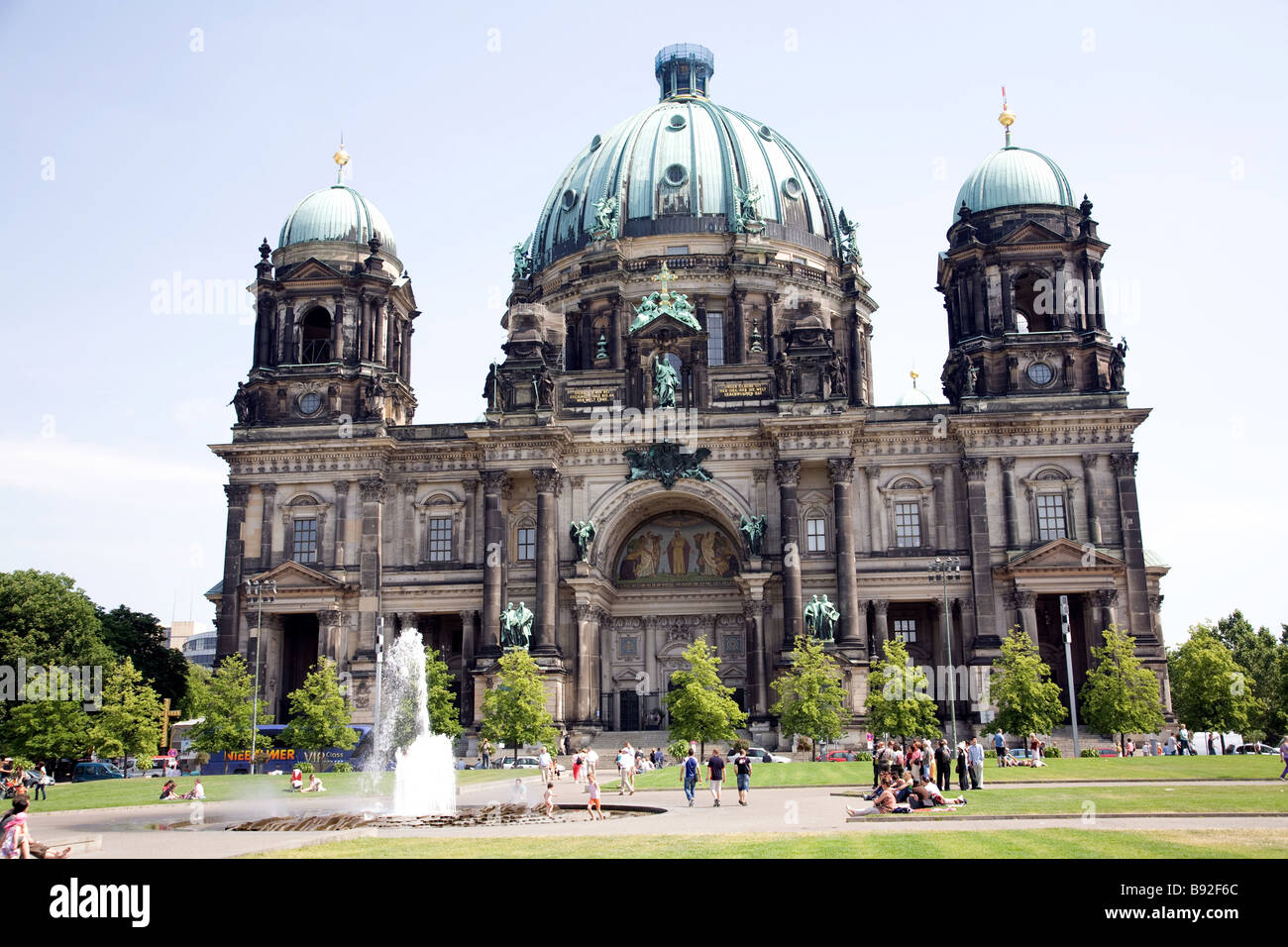 Der Berliner Dom Berliner Dom ist ein beliebtes Ausflugsziel mit Besucher-Berlin-Deutschland Stockfoto