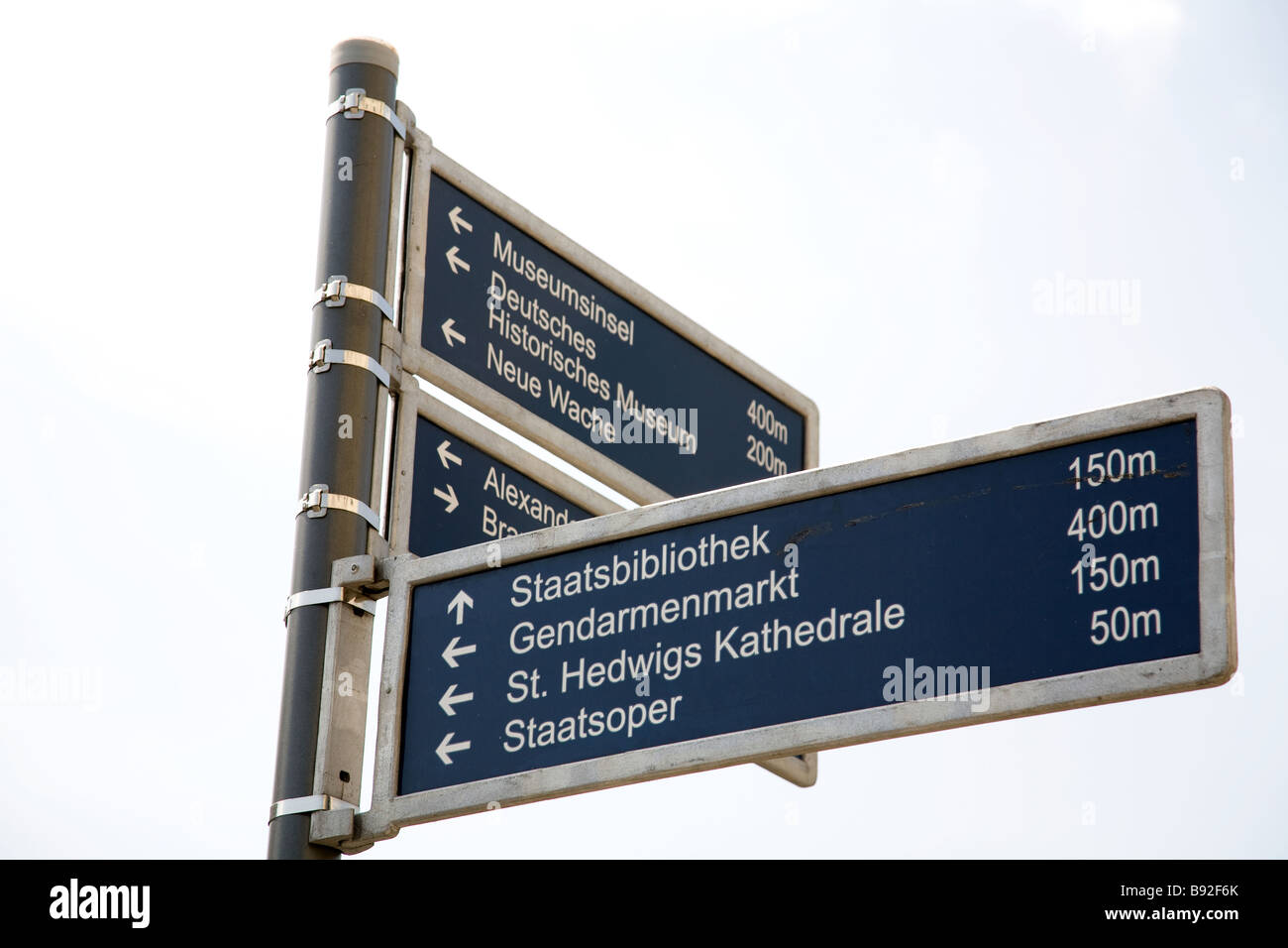 Strassenschild zeigt den Weg zum einige beliebte Reiseziele in Berlin Deutschland Stockfoto
