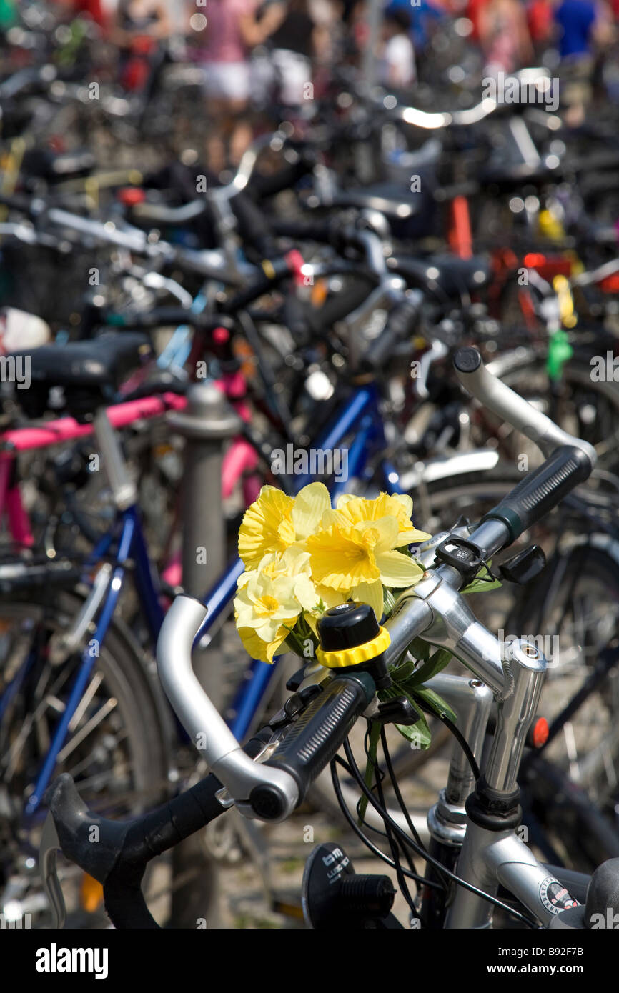 Geparkte Fahrräder in Berlin Deutschland Stockfoto