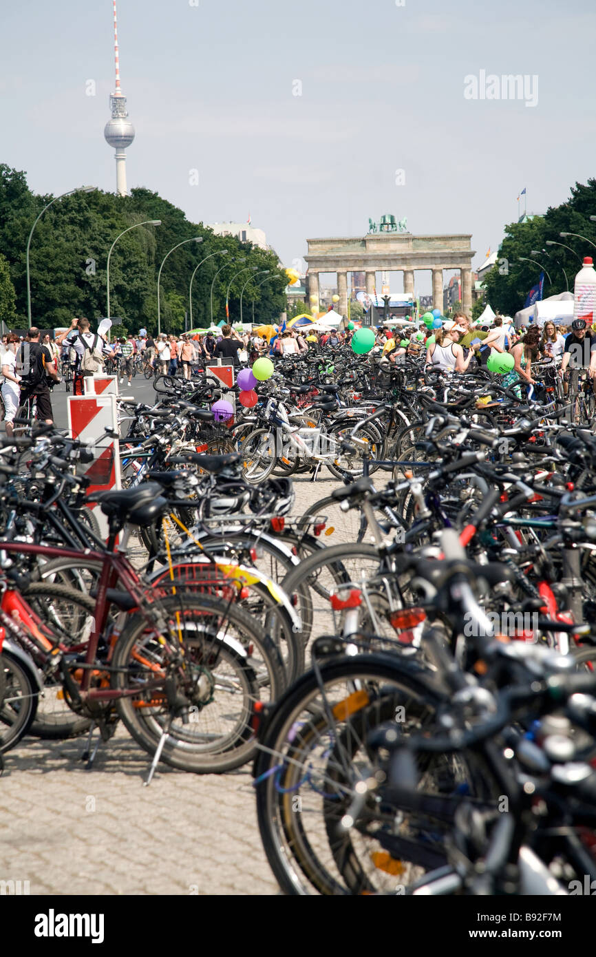 Berliner sammeln am Brandenburger Tor feiern die breite Nutzung von Fahrrädern in Berlin Deutschland Stockfoto