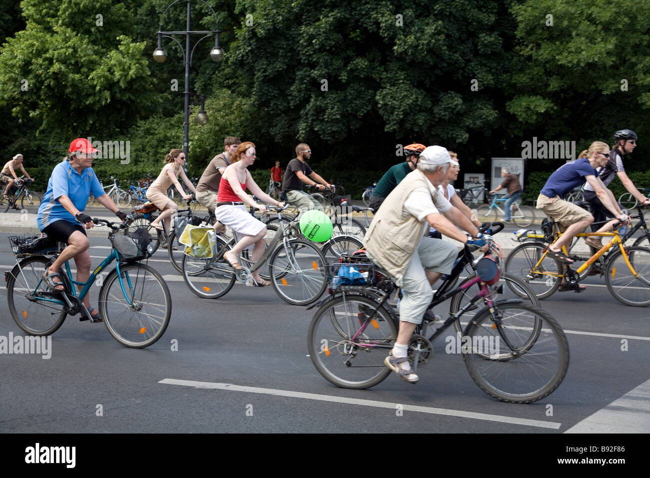 Berliner fahren durch die Stadt im Juni 2008 feiern die breite Nutzung der Fahrräder Berlin Deutschland Stockfoto