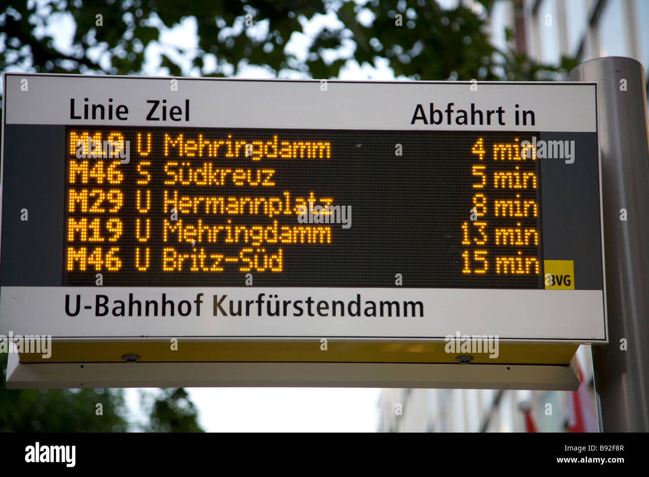 Melden Sie sich an Bushaltestelle zeigt die Zeit bis der nächste Bus auf verschiedenen Linien Berlin Deutschland Stockfoto