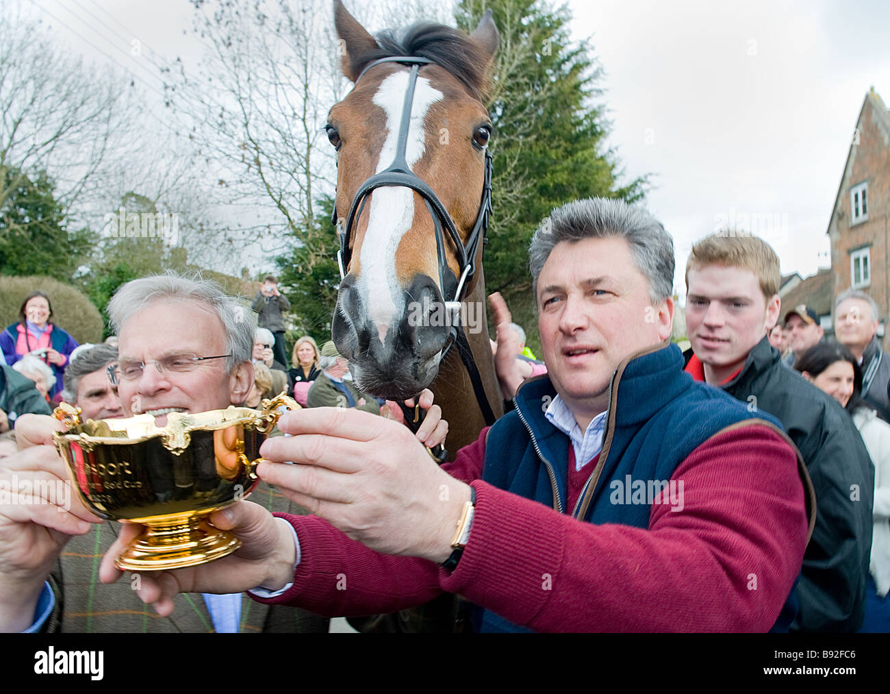 "Kauto Star" mit Besitzer Clive Smith (links) und Trainer Paul Nicholls (rechts) mit dem Chetenham Gold Cup, Ditcheat, Somerset Stockfoto