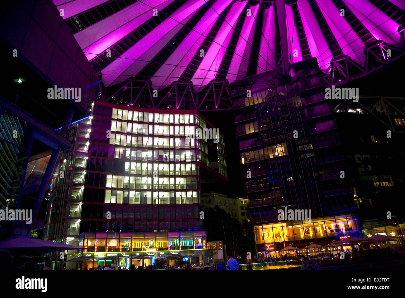 Das Sony-Center in der Nacht in Berlin Deutschland Stockfoto