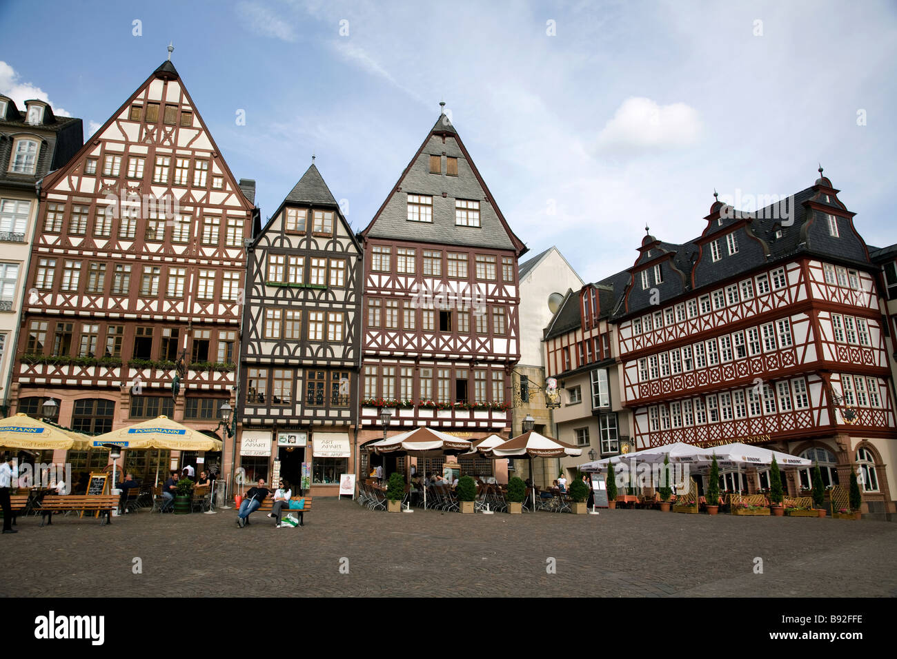 Historische Gebäude und Straßencafés in der Romerberg Stadtteil von Frankfurt Am Main Deutschland Stockfoto